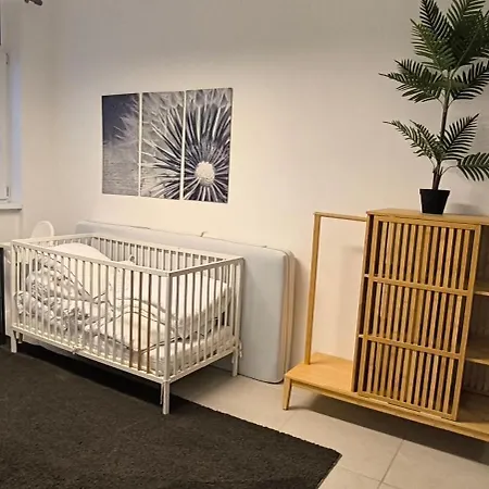Schoene Ruhige Fuer 5, Zentral, Garage Apartment
